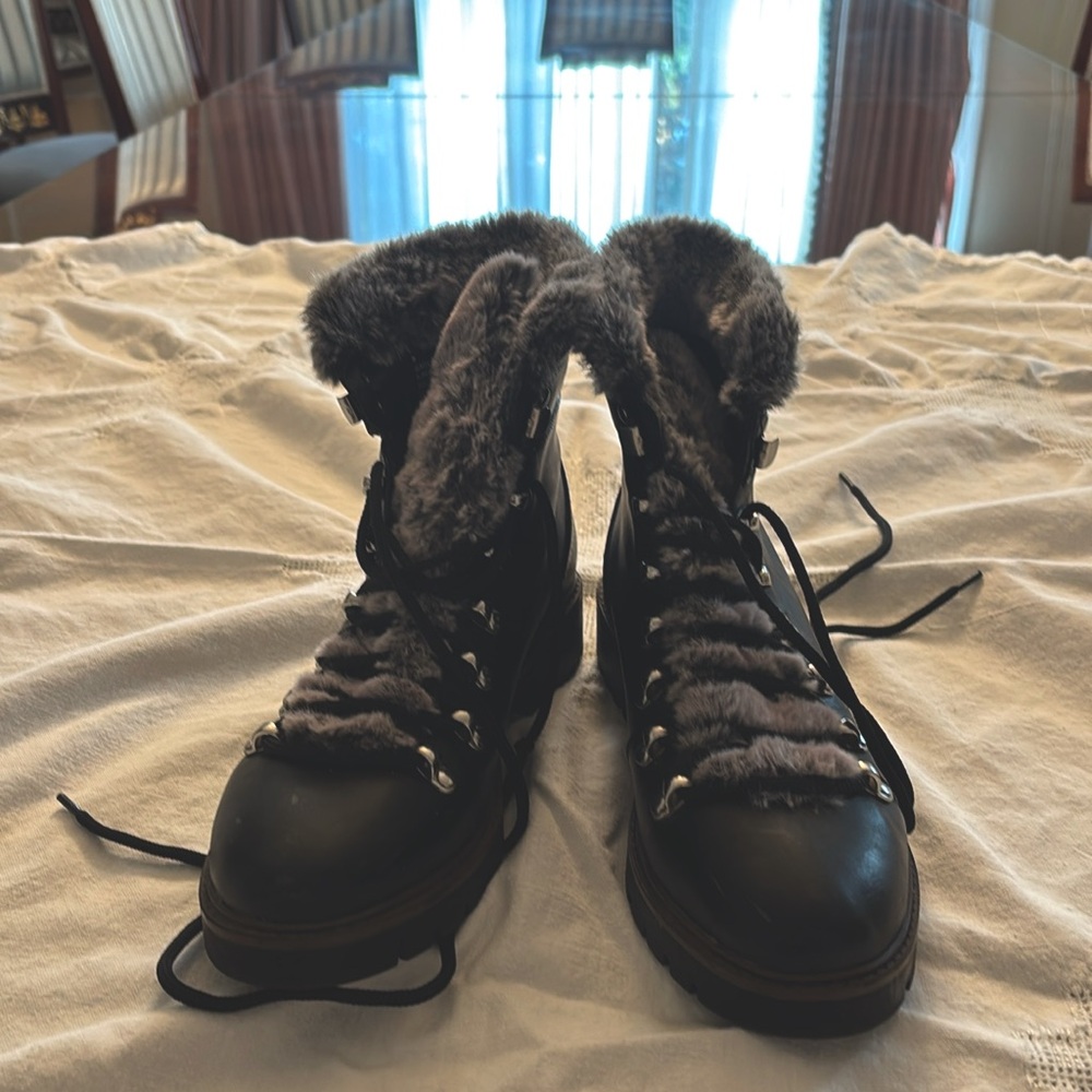 ESPRIT booties in size 8 for women. It has faux fur on top.